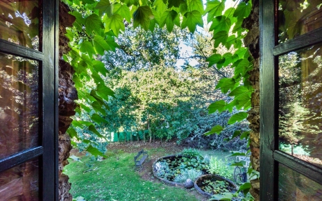 Vistas desde habitación a jardines traseros